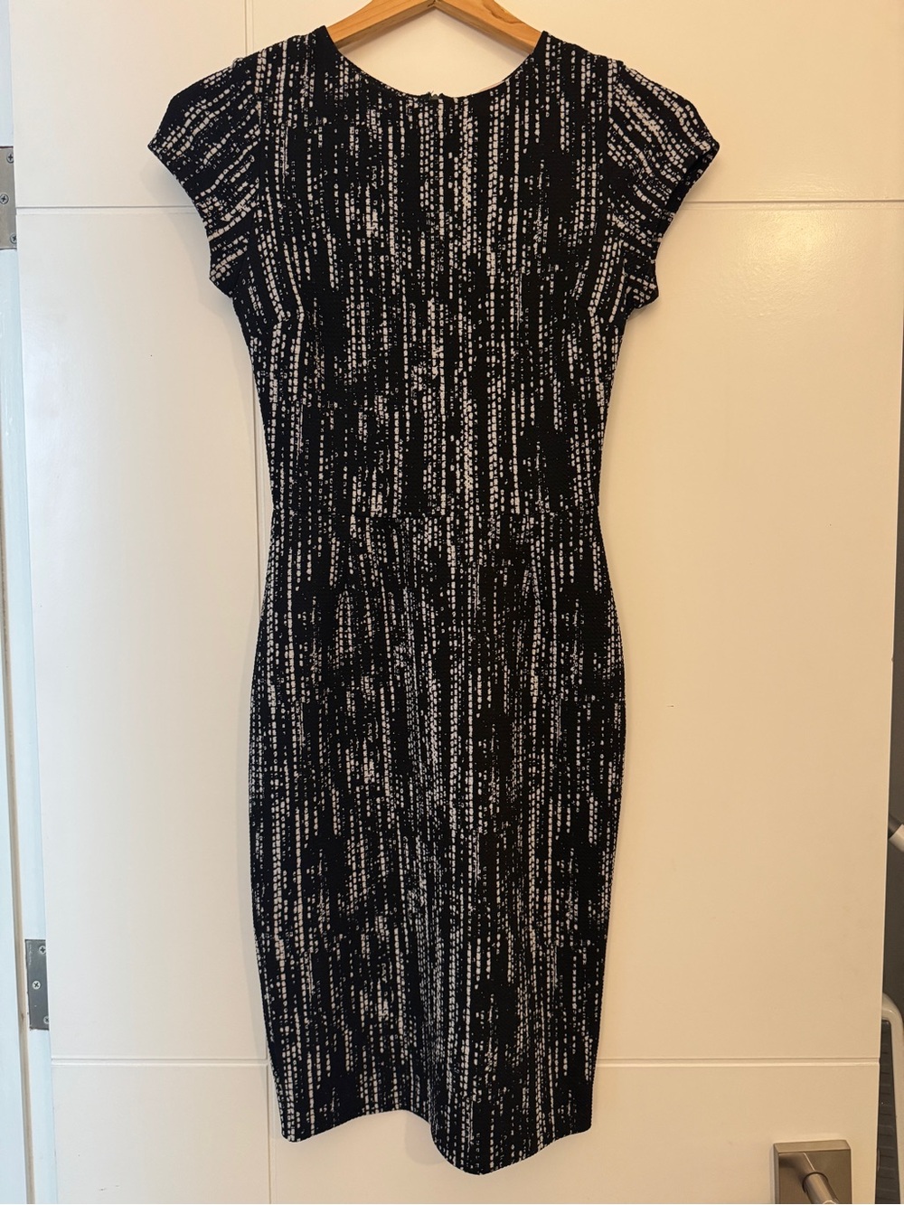 Black & White Navy Patterned Cap-Sleeve Sheath Business Casual Dress